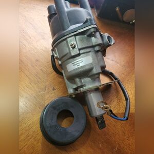 Nissan Electronic Distributor 22100-001-111 New In Box